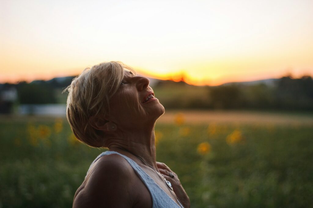 Symptômes de la ménopause : guide complet (4 familles, traitements, approches naturelles)