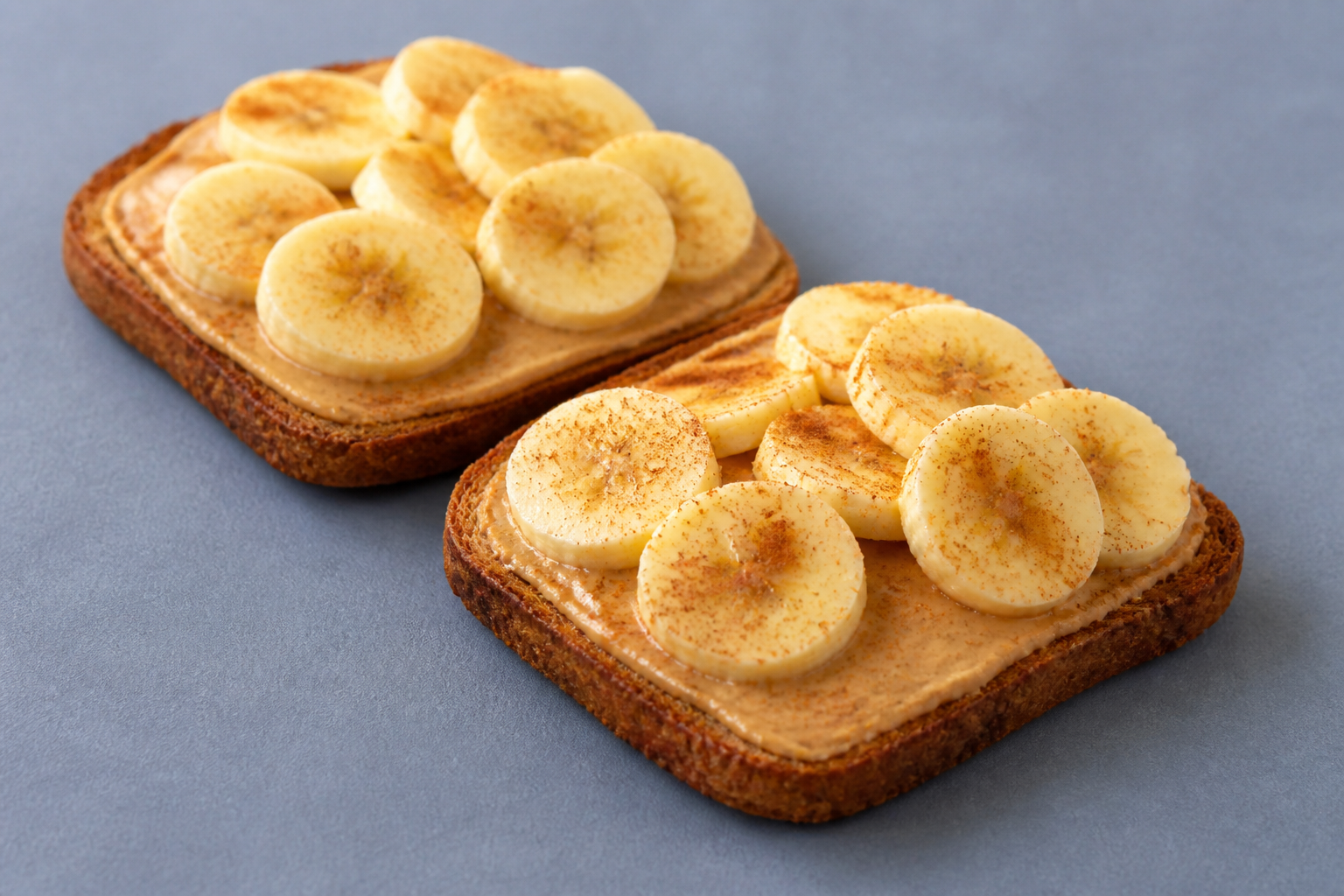 Tartines de pain complet à la purée d'amandes avec rondelles de banane et cannelle — petit-déjeuner sain économique