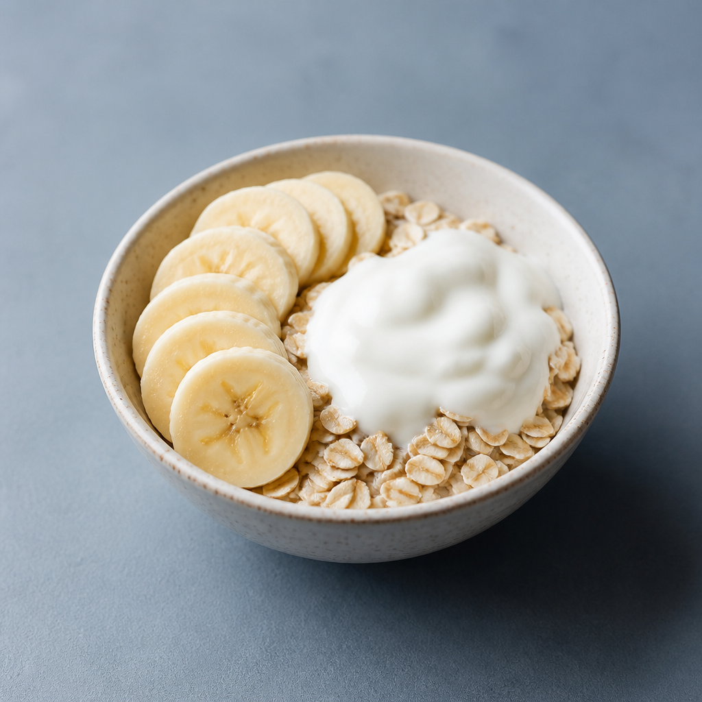 Bol flocons d'avoine avec banane et yaourt repas avant sport